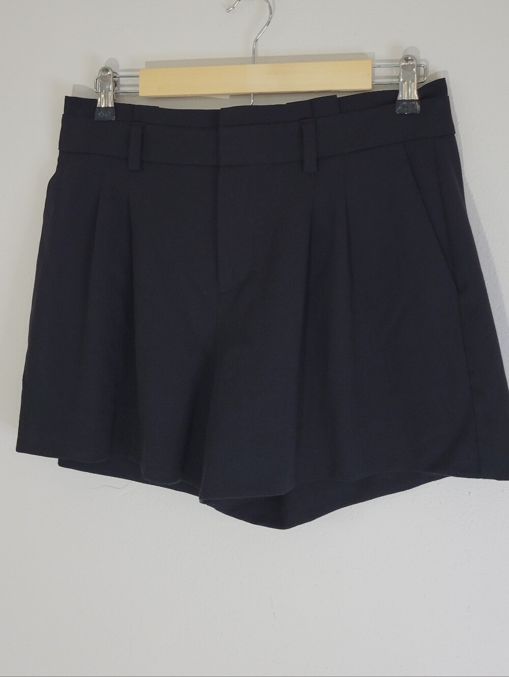 Banana Republic Black Women Size 4 Pleated Bermuda Shorts